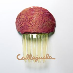 Peineta con adorno de barro