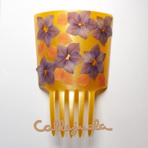 Peineta con adorno de barro