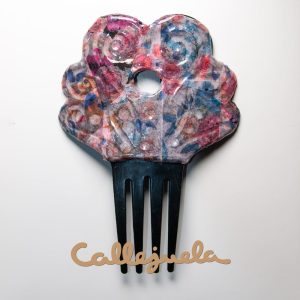 Peineta con adorno de barro