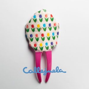 Peineta con adorno de barro