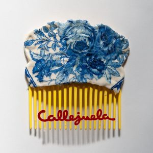 Peineta con adorno de barro