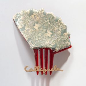 Peineta con adorno de barro