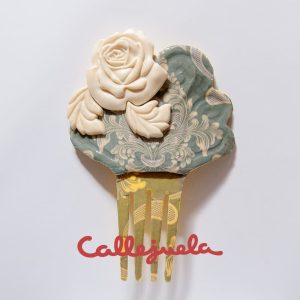 Peineta con adorno de barro